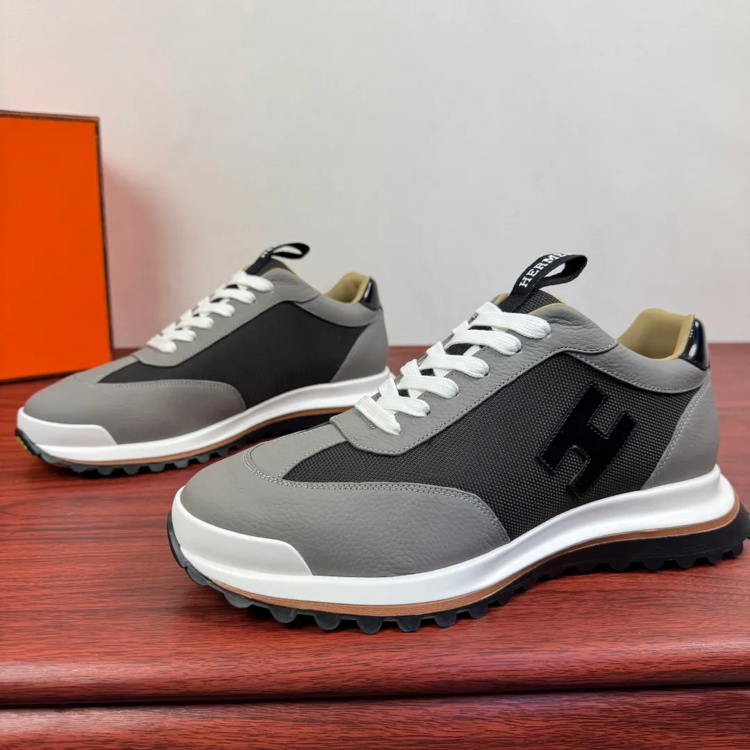 Batch 740 HERMES/Hermès men’s new sports shoes, rhythmic casual shoes: crafted with luxurious materials, luxurious walking experience! The upper is made of top-grade calfskin, with a fine texture like silk caressing the fingertips. The flexible texture is suitable for a variety of scenes; some shoes are integrated with breathable mesh, and the light breathing makes your steps refreshing at all times. The sole is made of high-elastic rubber composite material, and the carefully carved patterns give strong grip, making every step as stable as stepping on the clouds. At the same time, the cushioning and shock-absorbing technology is hidden in it, quietly eliminating the impact of the road. From urban commuting to outdoor walking, Hermès uses luxurious materials and craftsmanship to make every step a double luxury of texture and comfort, showing the brand's ultimate pursuit of details and quality in every inch. Size: 39-40-41-42-43-44 leather shoe size (38.45.46 can be customized) Item number: H25286 leather mesh gray